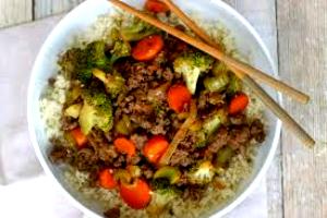 100 G Lamb or Mutton, Rice and Vegetables in Gravy (Including Carrots, Broccoli, and/or Dark-Green Leafy)