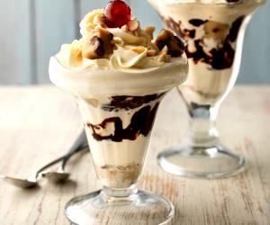 100 G Soft Serve Light Ice Cream Sundae with Chocolate or Fudge Topping (with Whipped Cream)