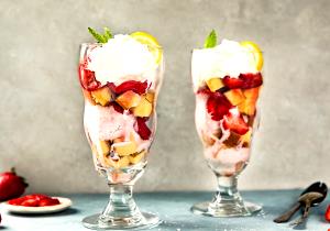 100 G Soft Serve Light Ice Cream Sundae with Fruit Topping (with Whipped Cream)