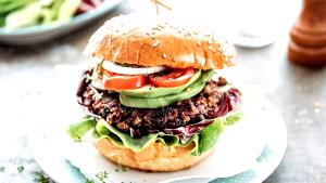 100 G Steak Patty Sandwich with Mayonnaise or Salad Dressing, Lettuce and Tomato on Bun