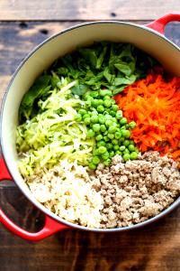 100 G Venison/Deer, Noodles and Vegetables in Tomato-Based Sauce (Including Carrots, Broccoli, and/or Dark-Green Leafy, Mixture)