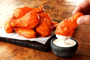 2 pieces (73 g) Bone Out Wings - Buffalo Burnin