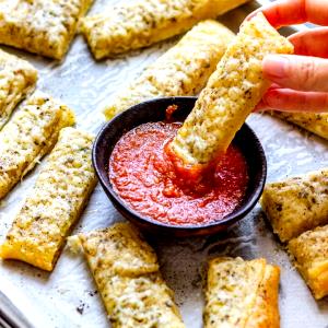 2 sticks (113 g) Breadsticks with Pizza Sauce