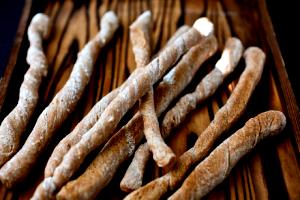 2 sticks (115 g) Whole Wheat Breadsticks