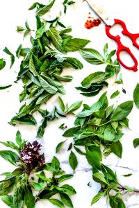 3/4 tsp (4 g) Basil Herb Blend