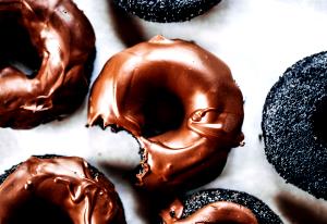 3 donuts (61 g) Sweet Sixteen Chocolate Donuts