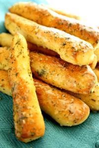 4 breadsticks Garlic Breadsticks