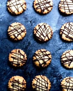 4 cookies Chocolate Drizzled Cookies