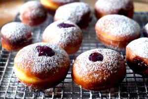 4 donuts (50 g) Mini Raspberry Jelly Donuts