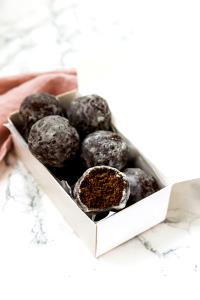 4 holes (56 g) Glazed Chocolate Doughnut Holes