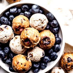 4 Pieces Glazed Blueberry Doughnut Holes