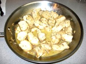 5 oz (140 g) Chicken Breast Medallions in White Wine & Garlic Sauce