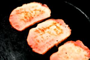 5 Slices Canadian Bacon, Smoked Black Pepper