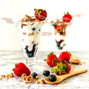 9 Oz Strawberry & Blueberry Parfait With Granola